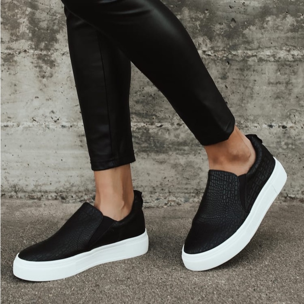 NWOT LULU’S Cassay Black Crocodile-Embossed Platform Slip-On Sneakers